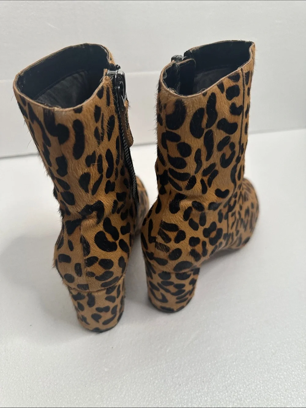 Banana Republic stylish leopard